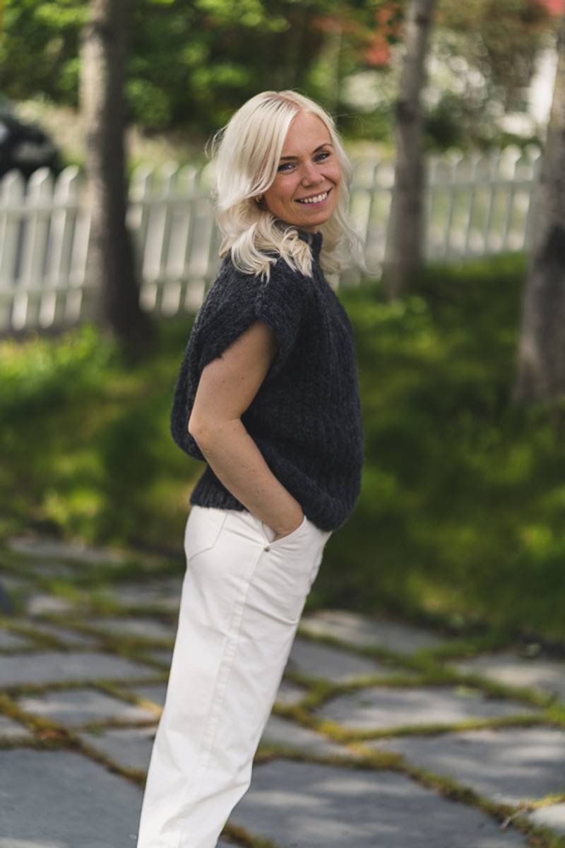 Sila Knit Vest Charcoal Vakre Vene
