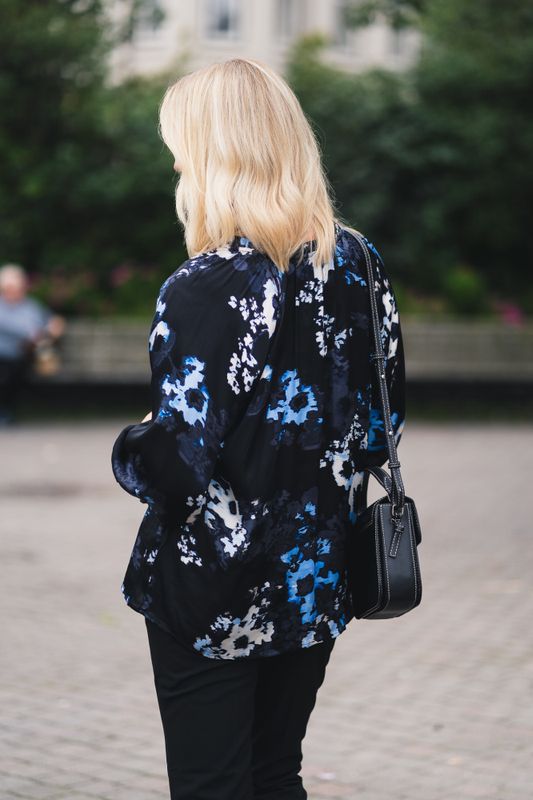 Elsia Blouse Dark Navy Blurred Flower