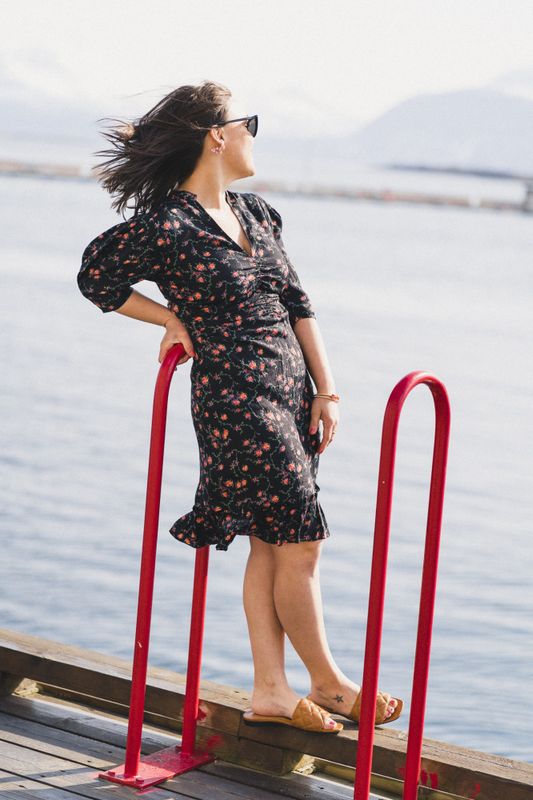 Delicate Gathers Mini Dress Rose Field Black - Vakre Vene