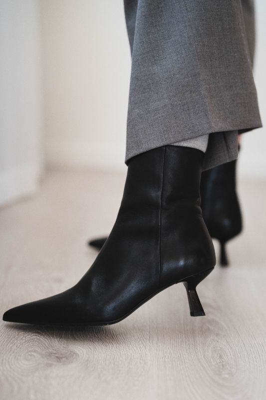 Violetta Leather Black 