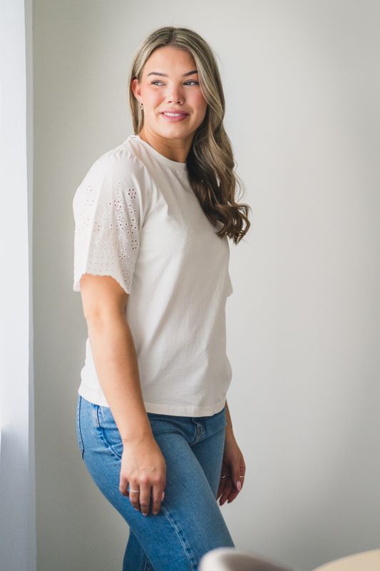 Lex SS Top W. Emb Sleeves Star White 