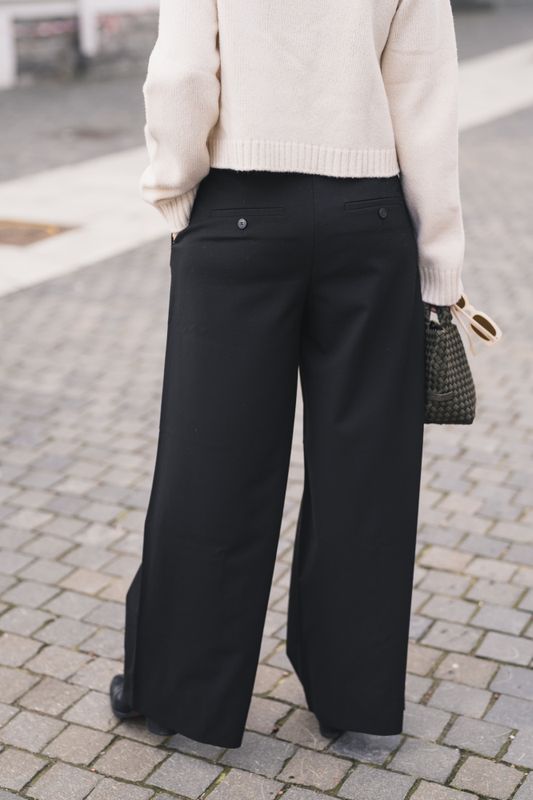 Laura 285 Black Regular 