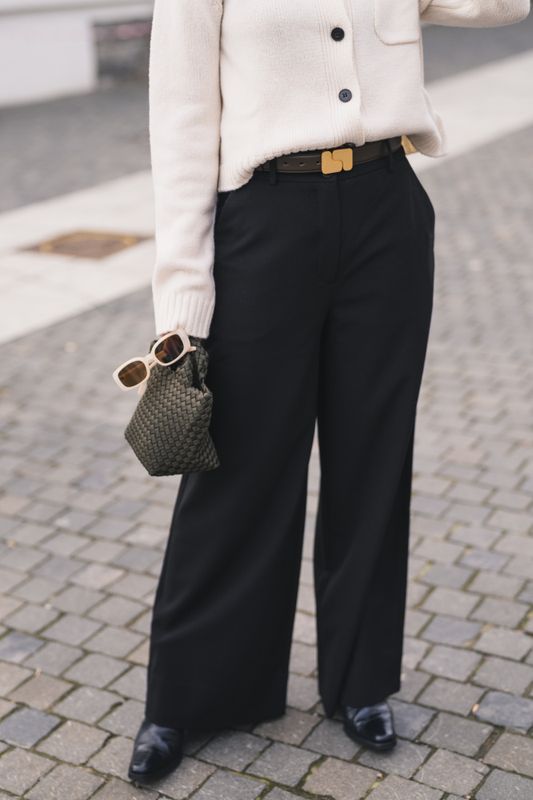 Laura 285 Black Regular 