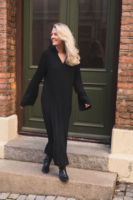 Mila Dress Jet Black 