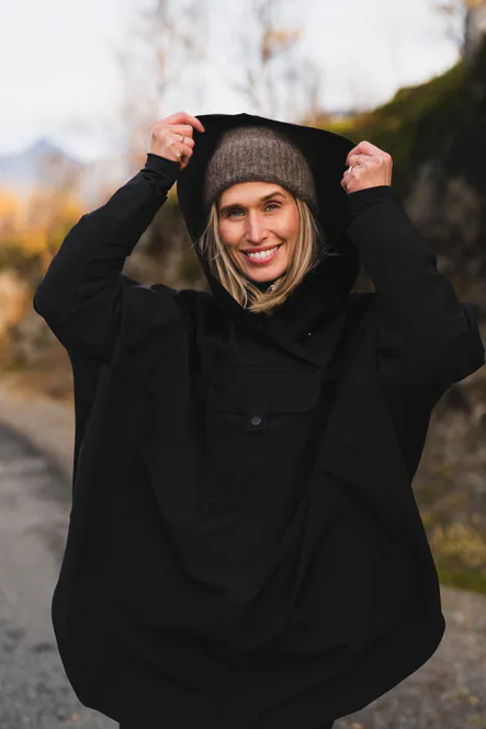 Hovedbilde Bergen Poncho Black 