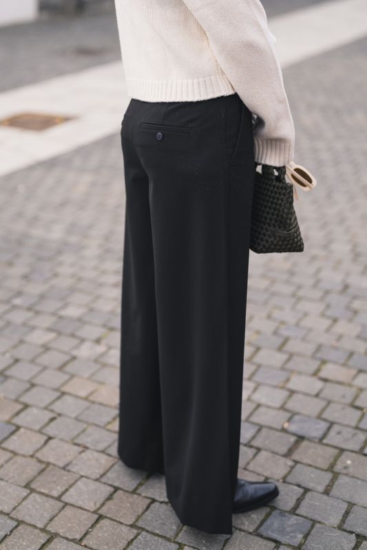 Laura 285 Black Regular 