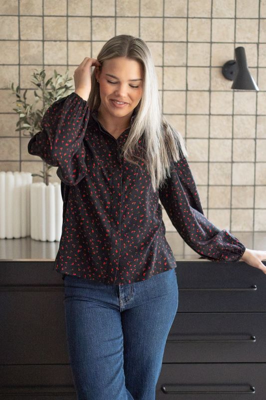 Sabby LS Shirt Black W Red Flower 