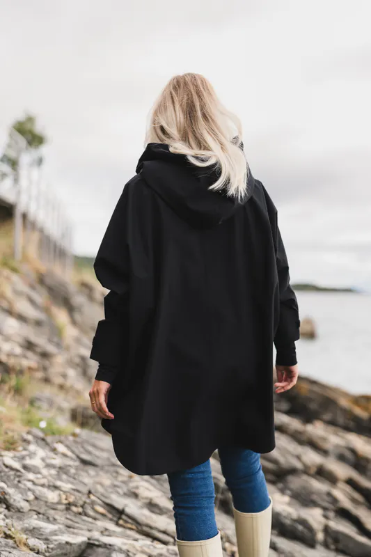 Bergen Poncho Black 