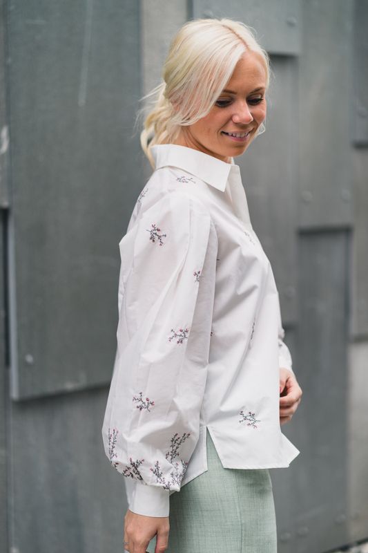 Sofia Magnolia Shirt Embroidered Flower