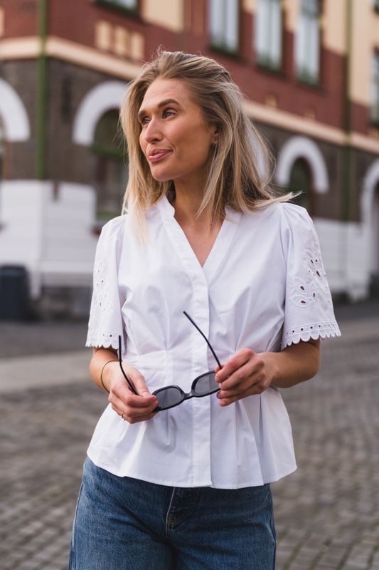 Poppy Emb SS V-Shirt White 